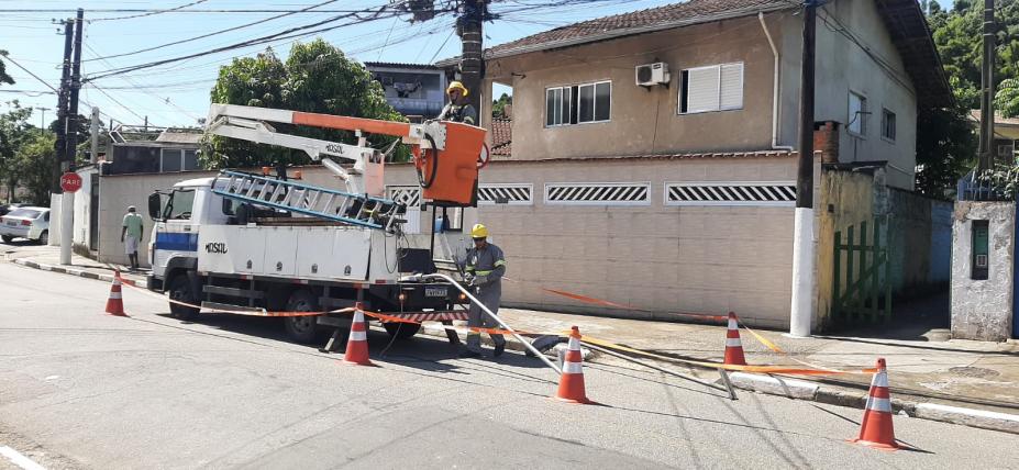 técnicos instalam luminária em poste #paratodosverem 