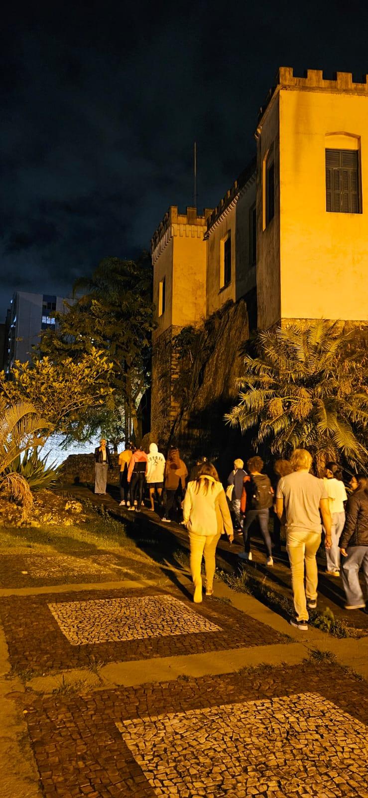 alunos passeando no outeiro #paratodosverem