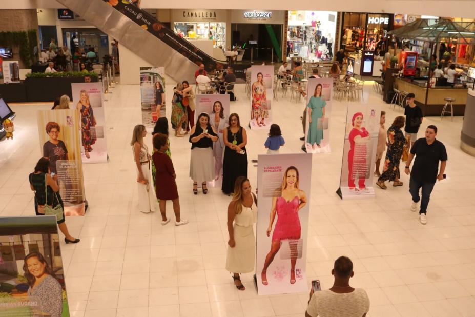 saguão com paineis com fotos de mulheres em tamanho natural. #paratodosverem