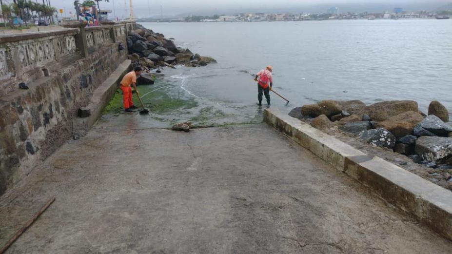 dois funcionários limpando rampa #paratodosverem 