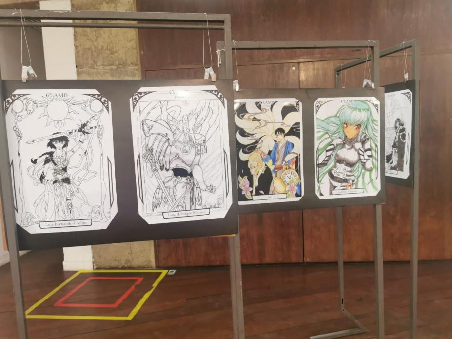 Desenhos em mangá expostos em painéis. #Pracegover