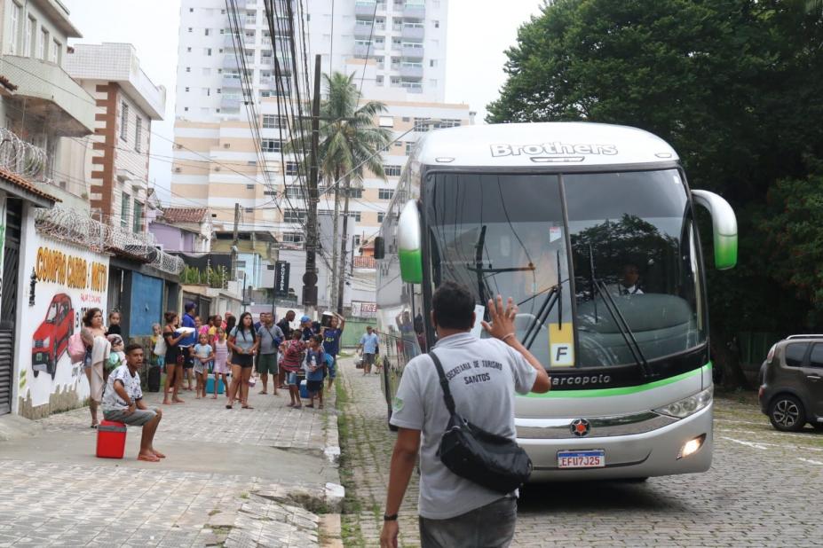 Agente aborda ônibus #paratodosverem