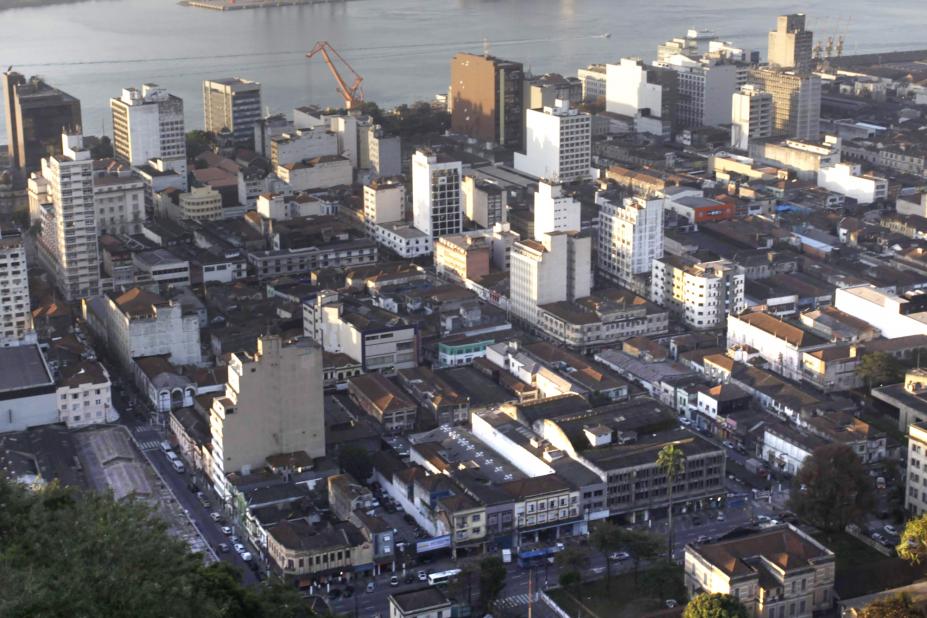 Vista aérea geral da região central de Santos com inúmeras edificações. #Pracegover