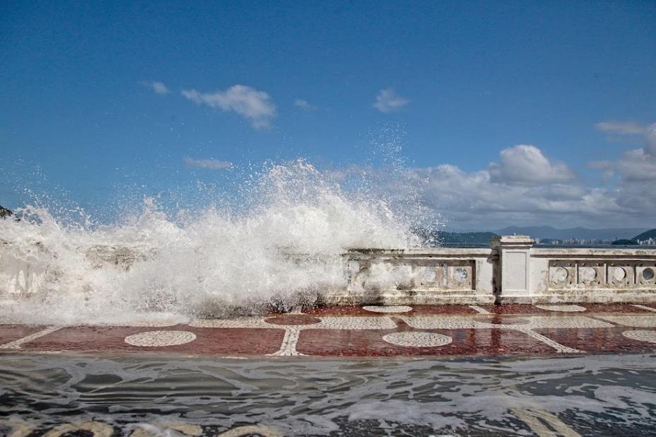 Água do mar atravessa as muretas da praia e invade avenida. #paratodosverem