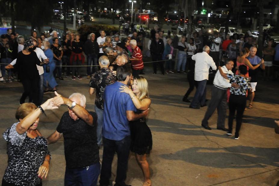 pessoas dançam em pista ao ar livre. #paratodosverem 
