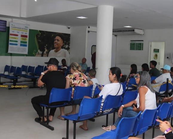 recepção de hospital com pessoas sentadas. #paratodosverem 