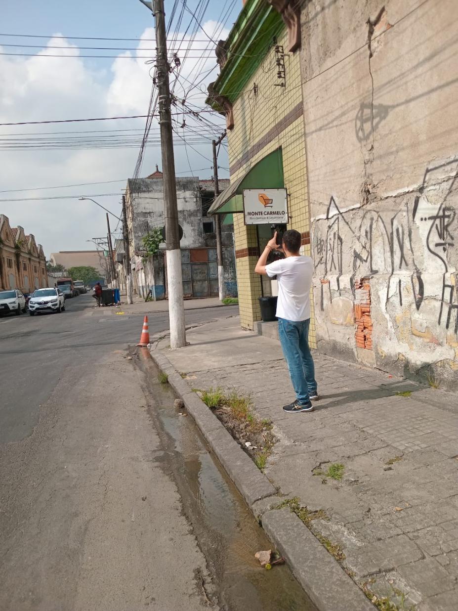 homem fotografa fios em poste., #paratodosverem 