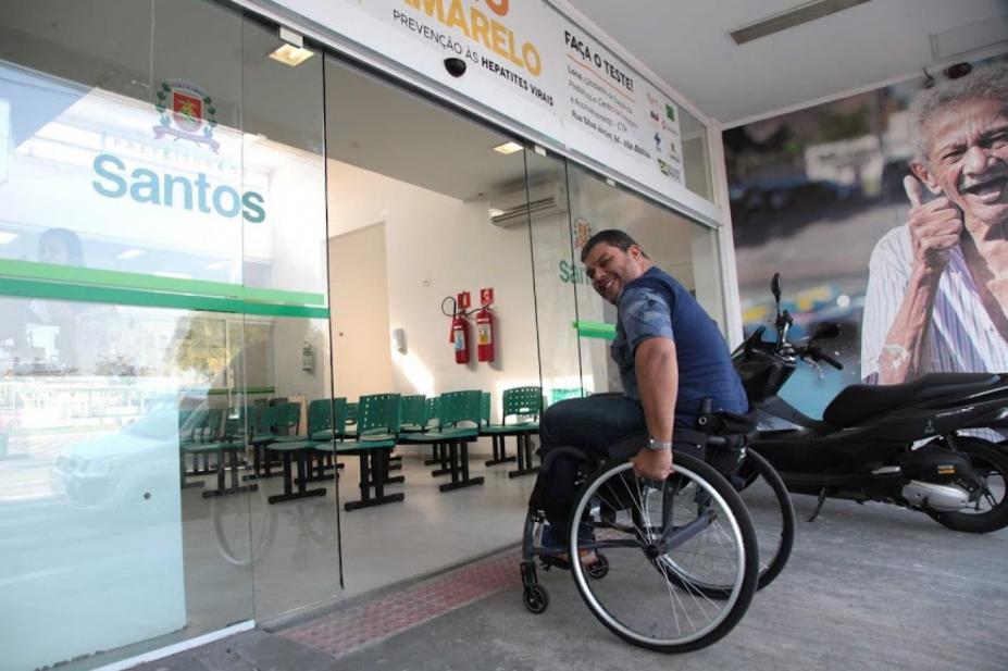 pessoa em cadeira de rodas chega em unidade de saúde #paratodosverem
