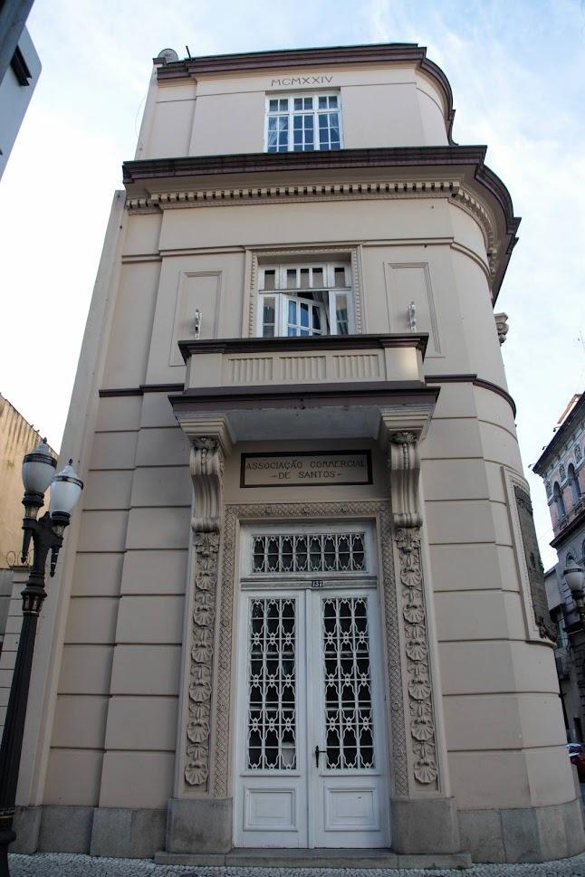 Fachada do prédio histórico da Associação Comercial de Santos. #paratodosverem
