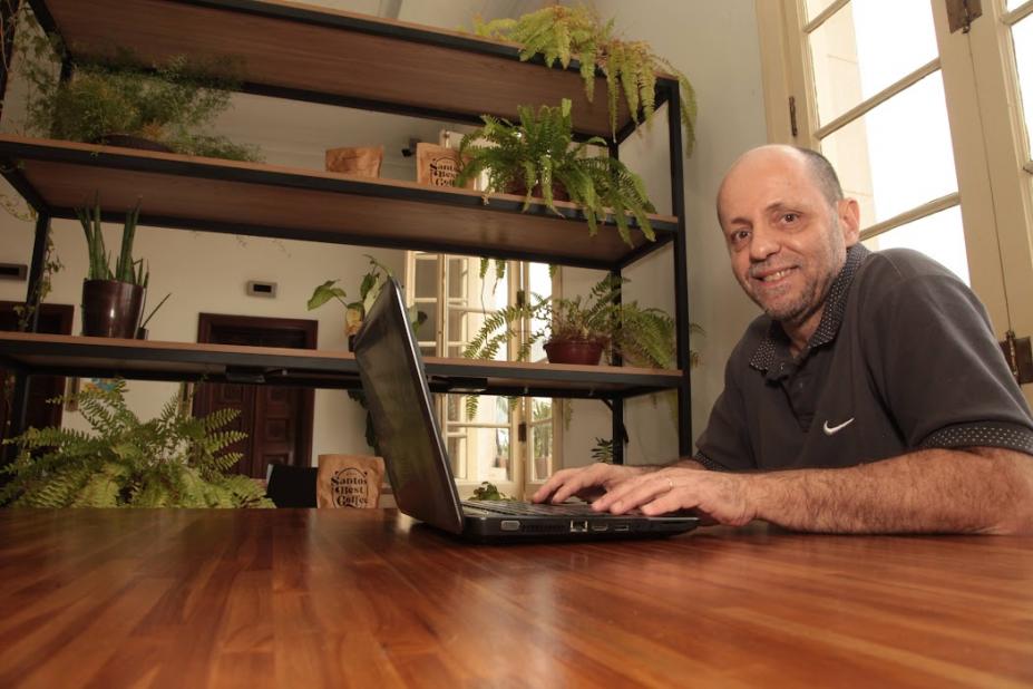 homem digita no laptop #paratodosverem