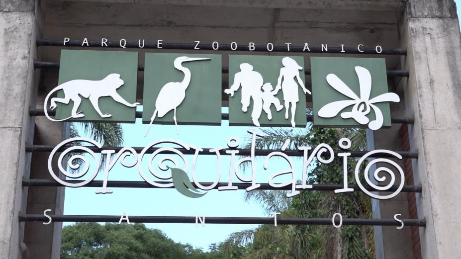 a placa na fachada do parque com o nome orquidário e animais estilizados em ferro. #paratodosverem