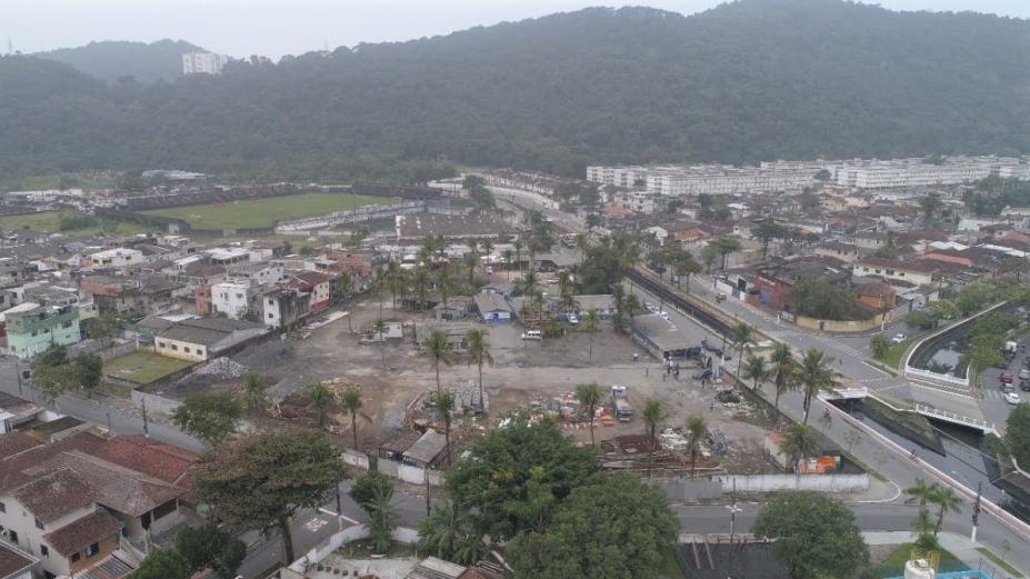 vista aérea de terreno em meio a construções. #paratodosverem