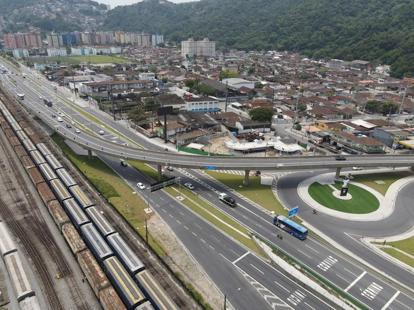 VISTA AÉREA DA ENTRADA DA CIDADE, COM LINHA FÉRREA À ESQUERDA E VIADUTO À FRENTE. HÁ VÁRIAS CONSTRUÇÕES ADIANTE DO VIADUTO. #PARATODOSVEREM