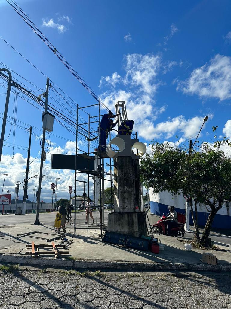 tambores são instalados no monumento por homens em andaimes. #paratodosverem 