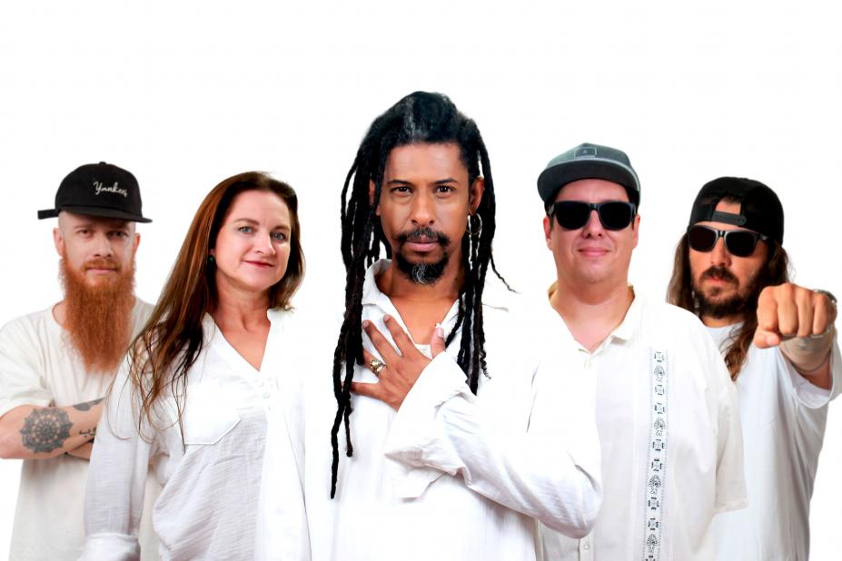 grupo musical com cinco pessoas todas vestidas de branco. #paratodosverem