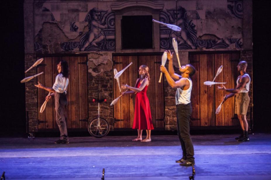 artistas fazem movimentos de circo #paratodosverem