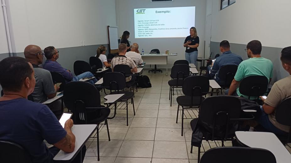agentes na sala de aula #paratodosverem 