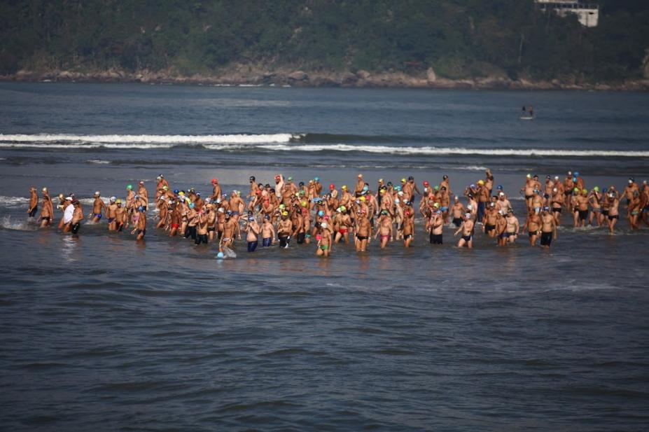 muitos nadadores no mar #paratodosverem