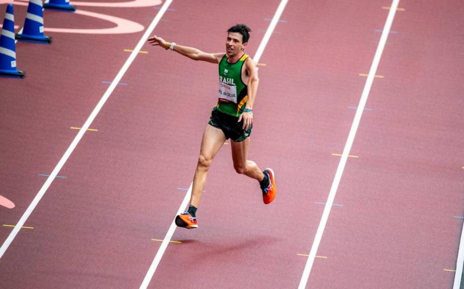 atleta comemorando medalha na pista nos jogos paralimpicos #paratodosverem