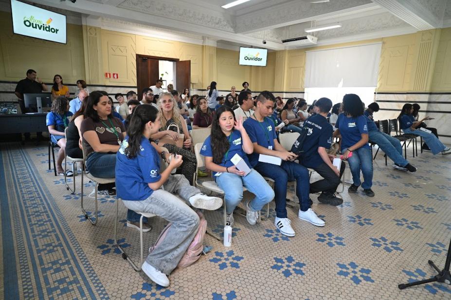 alunos parados no auditório aguardando encontro #paratodosverem