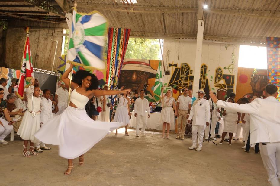 pessoas sambando no evento #paratodosverem