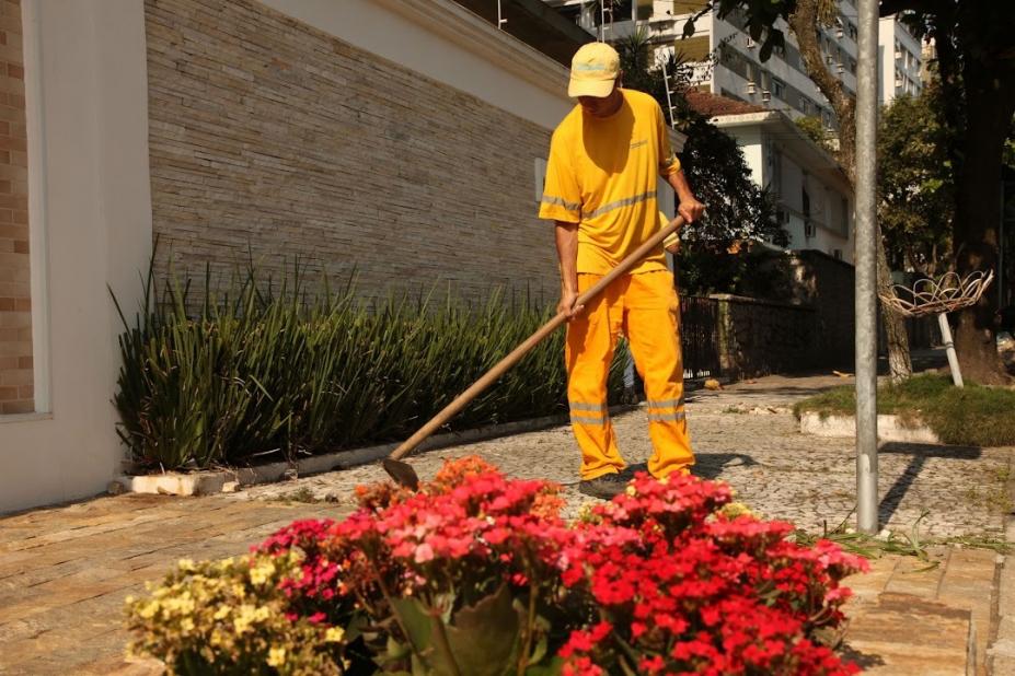 Profissional realiza limpeza em calçada com flores. #pratodosverem