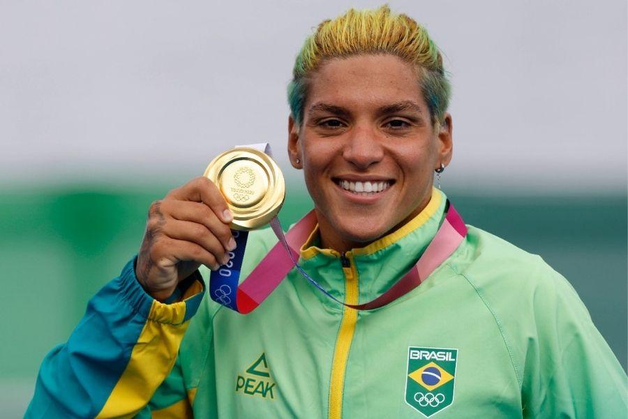 Ana Marcela, com agasalho da delegação brasileira, exibe medalha de ouro. #pracegover