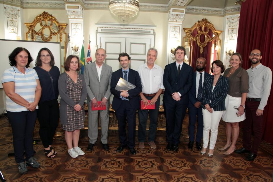 A comitiva belga com representantes do governo municipal no salão nobre do paço. #Paratodosverem