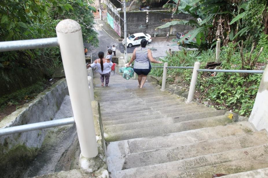 pessoas descem escadaria #paratodosverem