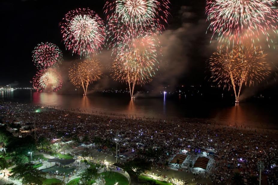 Queima de fogos na orla da praia com grande público #paratodosverem