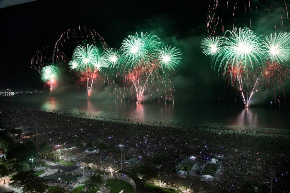 fogos de artíficio brilham no céu da orla de santos. #paratodosverem