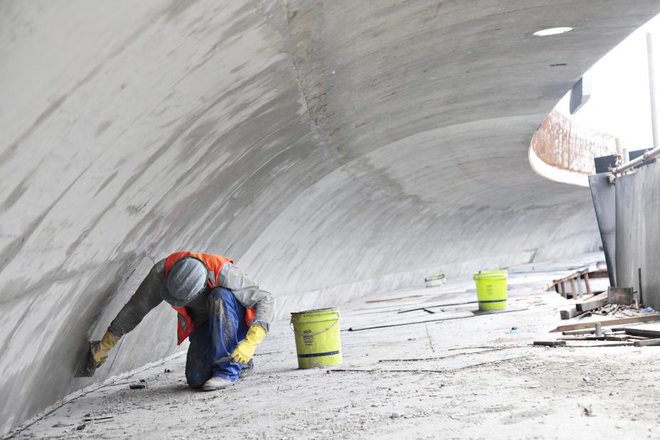 Operário trabalha na base do viaduto #paratodosverem 