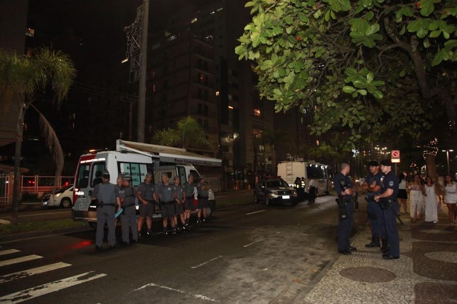 Policiais trabalham a noite na avenida da praia #paratodosverem