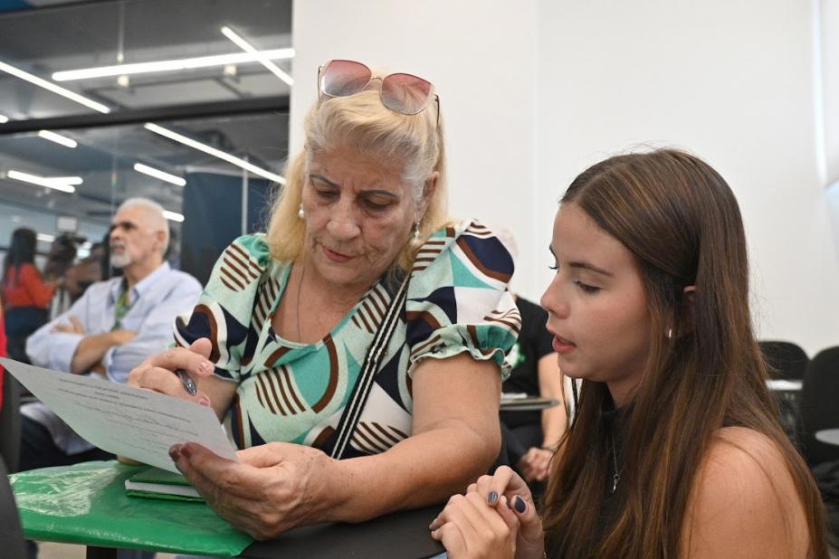 idosa é atendida por estudante #paratodosverem 
