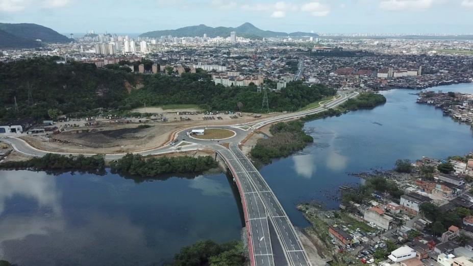 Terreno ao final de avenida com rotatória