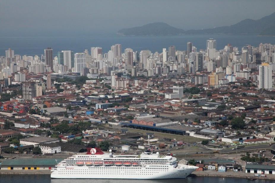 Foto área de Santos com um navio em primeiro plano #paratodosverem