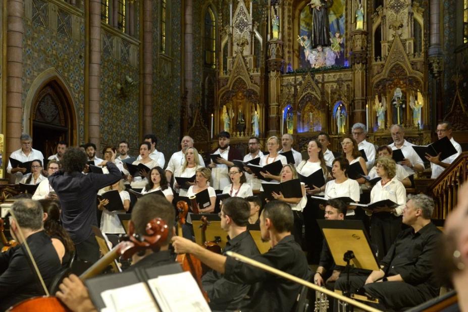 Madrigal Ars Viva se apresentando. #Paratodosverem.