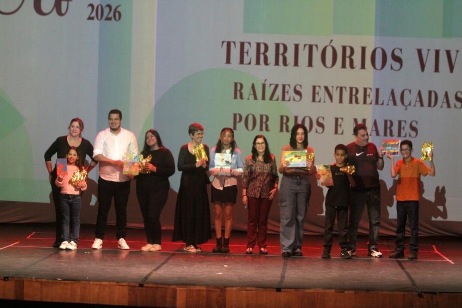 alunos premiados no palco #paratodosverem 