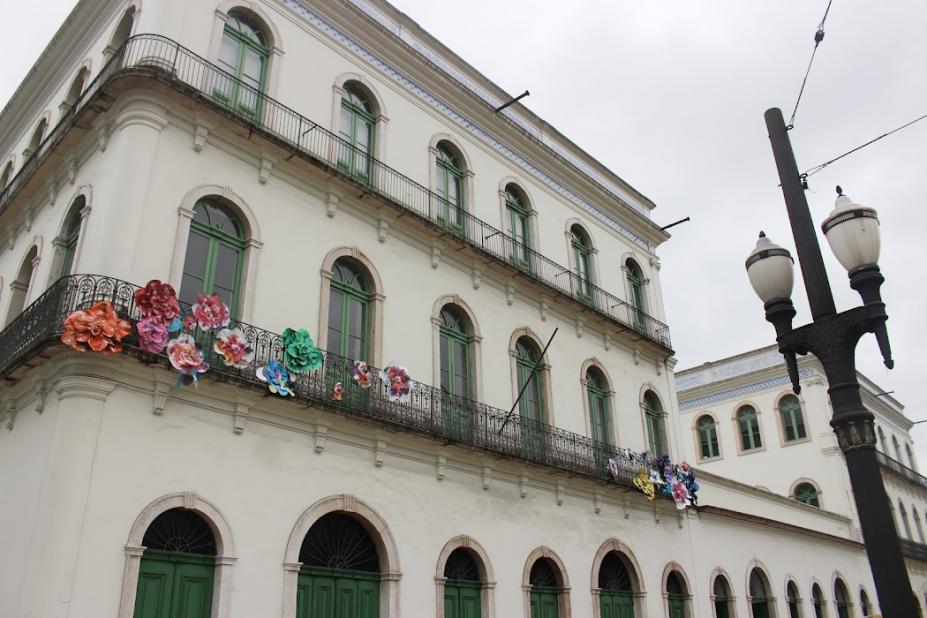 Fachada do Museu Pelé com rosas coloridas feitas de lona. #paratodosverem