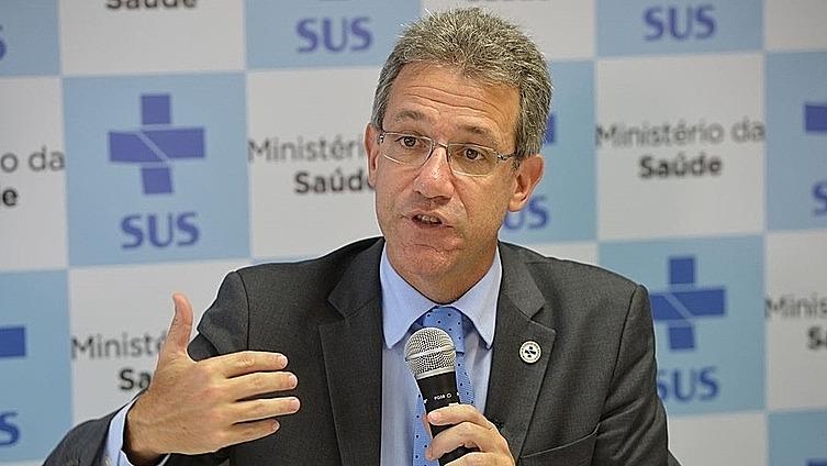 Ex-ministro fala no microfone e gesticula #paratodosverem