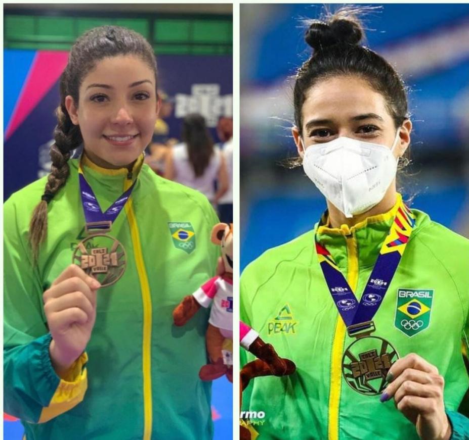 Duas atletas segurando a medalha #paratodosverem