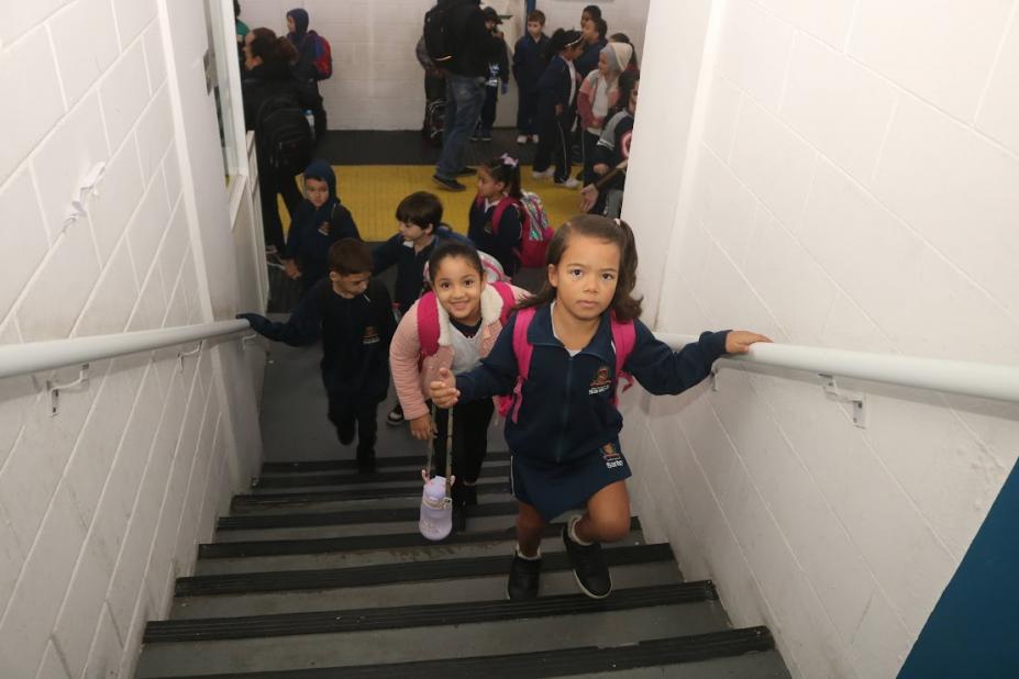 crianças subindo em escada #paratodosverem 