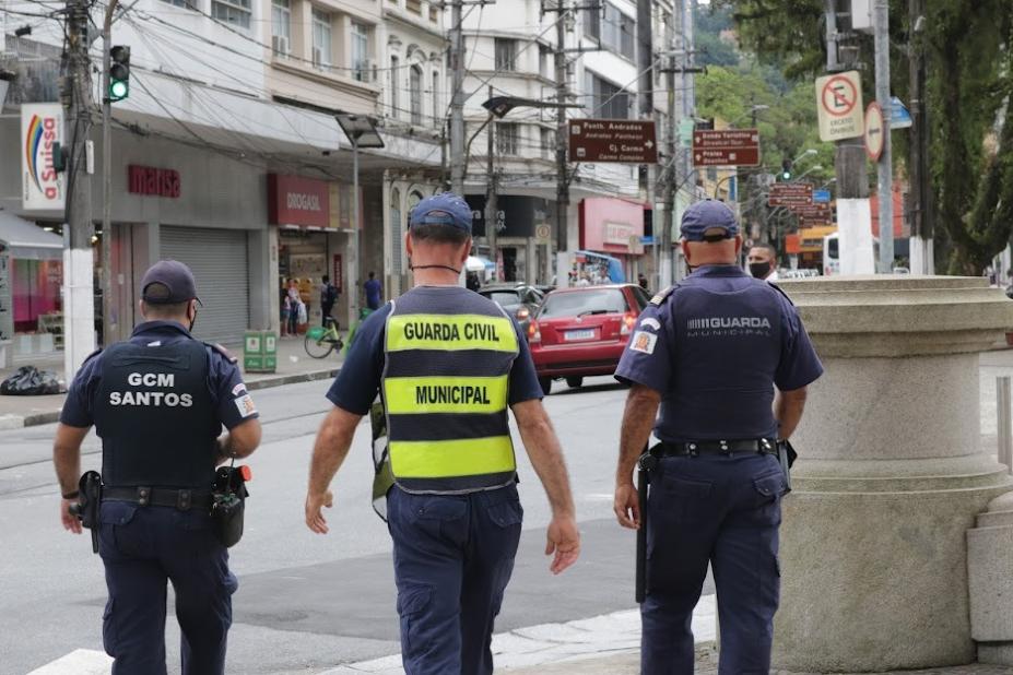 Guardas andando em rua #paratodosverem