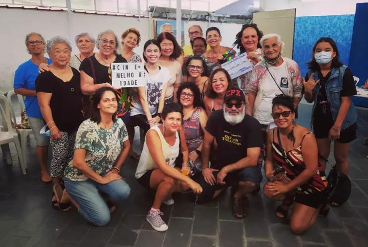 turma de pessoas com mais de 60 anos posa para foto. #paratodosverem