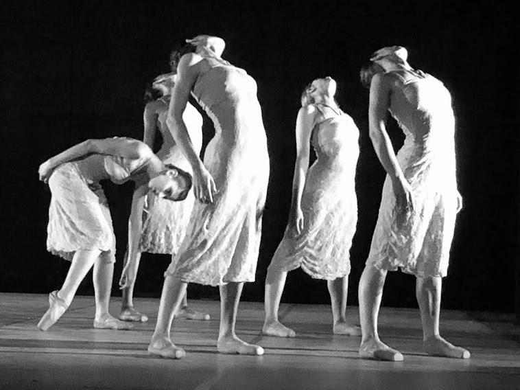 foto em preto e branco. Cinco bailarinas estão em pé em coreografia. Quatro deles estão com o tronco alongado para trás. Uma delas se curva para a frente. #paratodosverem