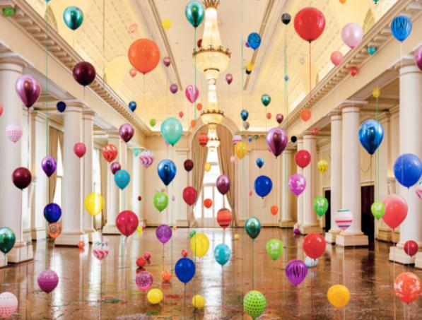 balões coloridos em instalões que vão do teto ao solo. #paratodosverem