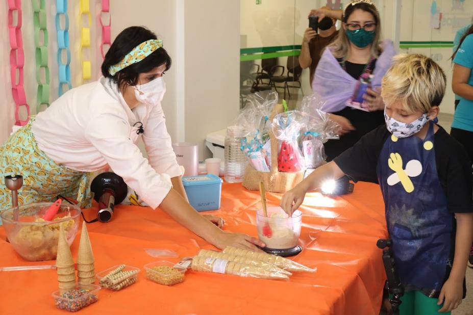 Chef ensina criança a fazer o sorvete #paratodosverem