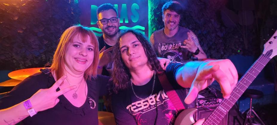membros de banda de rock posando #paratodosverem