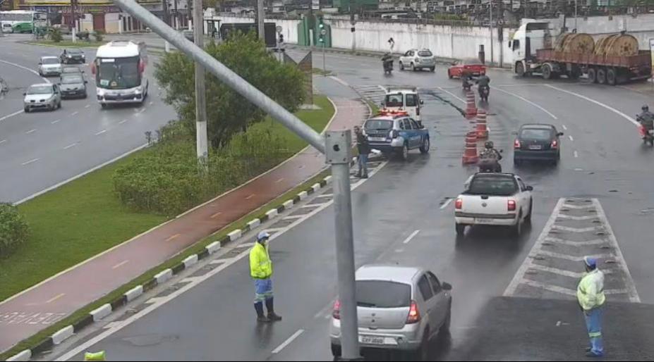 Agentes da CET estão no meio da avenida observando veículos que trafegam.Há cones disciplinando o tráfego e viaturas da Guarda Municipal e da CET ao fundo. #paratosverem
