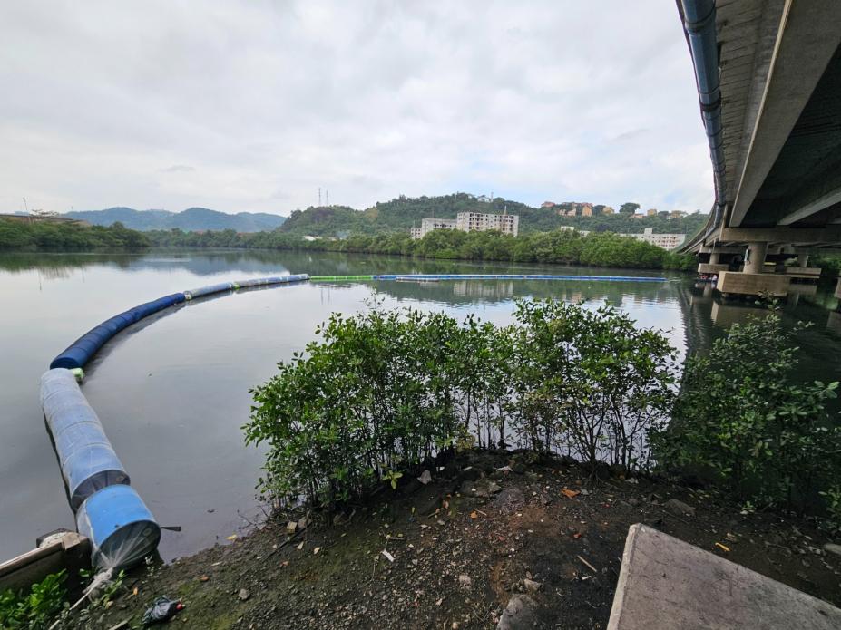 barreira sobre a água do mar. #paratodosverem 